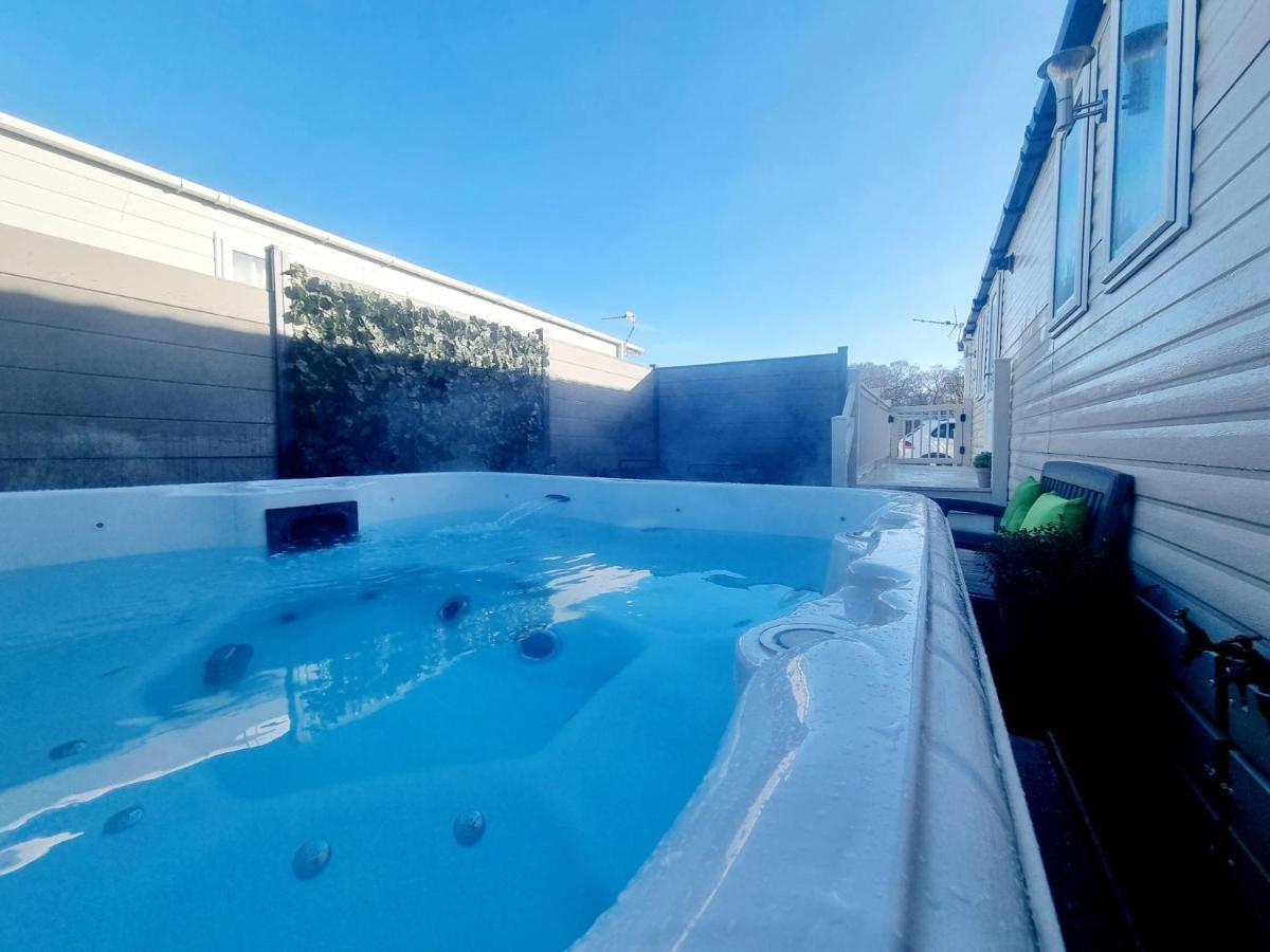 Apple Tree Lodge Hot Tub 3 Bedroom 2 Bars Morpeth Exterior photo